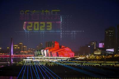 《无人机表演喜迎春》 组照5 作者:綦波